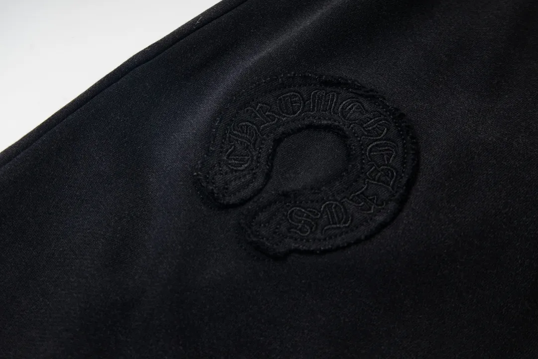 P220 model number Y662 CHROME HEARTS/Chrome Hearts CH 23SS washed embroidered trousers and sweatpants, soft and comfortable, and the upper body experience is overwhelming. The pants are decorated with classic cross leather patches, which are full of design. Trousers with elastic waist and leggings, a super versatile fashion item, will definitely turn heads. A must-have treasure sweatpants. The shape is super easy and easy to wear. Both men and women can easily wear it. They are the first choice for the street, don’t miss it! ! ! size:S-XL